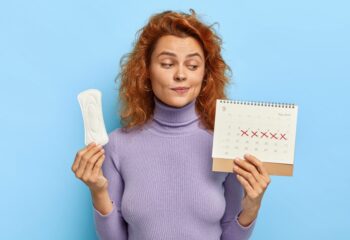 neredne menstruacije v perimenopavzi – ženska si beleži cikel v koledar