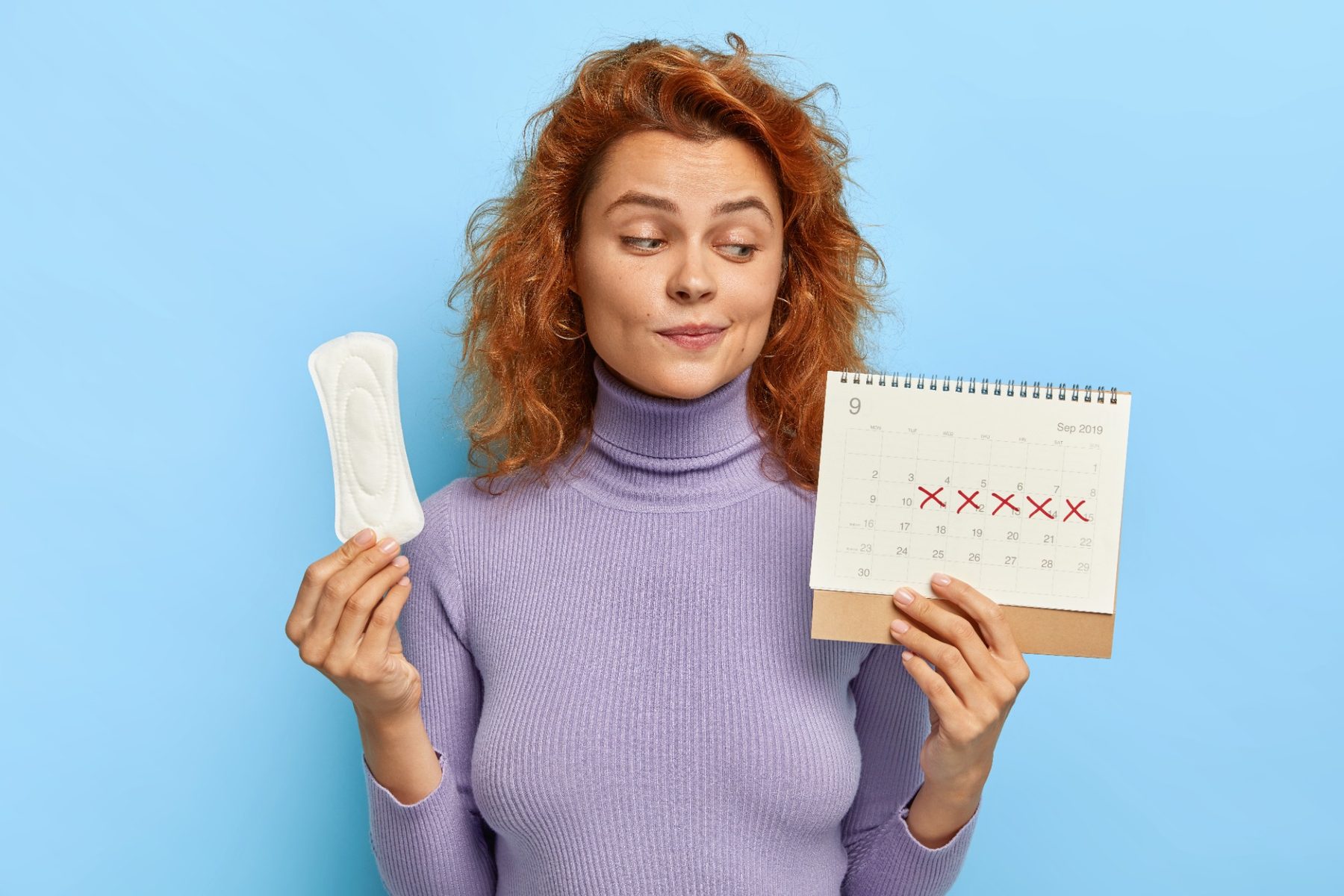 neredne menstruacije v perimenopavzi – ženska si beleži cikel v koledar