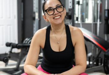 testosteron v menopavzi – ženska v fitnesu