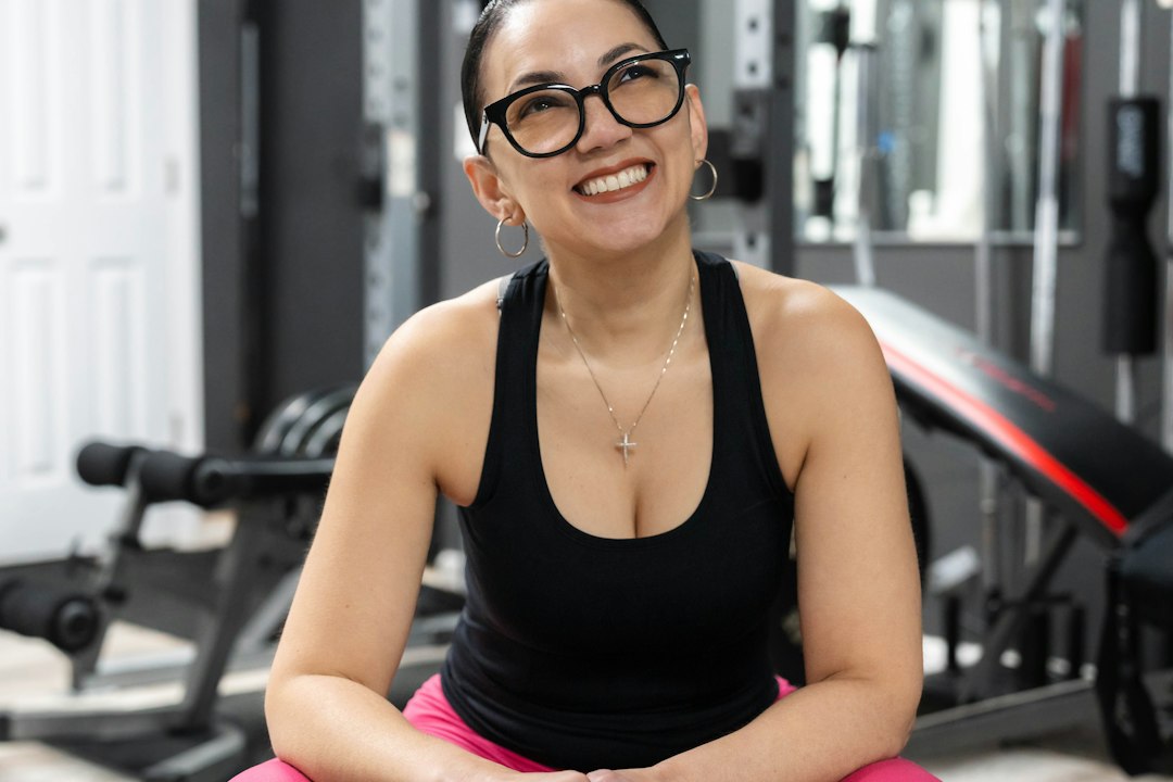 testosteron v menopavzi – ženska v fitnesu