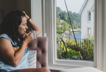 tišina v menopavzi – ženska si vzame trenutek miru sredi dneva